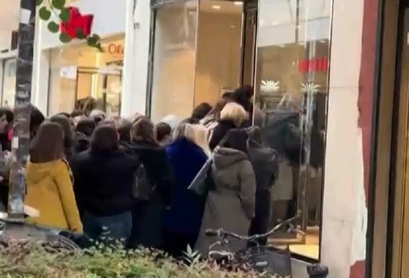 Black Friday: Increased market traffic - Queues outside stores