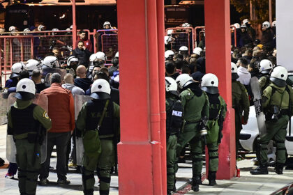 Bloody incidents in Rentis: Savage beating by police officers complains manager of a well-known trapper who was at the stadium