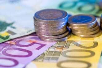 The investment grade lowers Greek bond yields