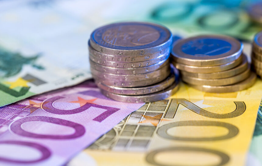 The investment grade lowers Greek bond yields