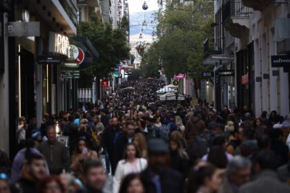 «Ζεστάθηκε» η αγορά από την αυξημένη κίνηση στα καταστήματα – Ανοικτά τα καταστήματα την Κυριακή