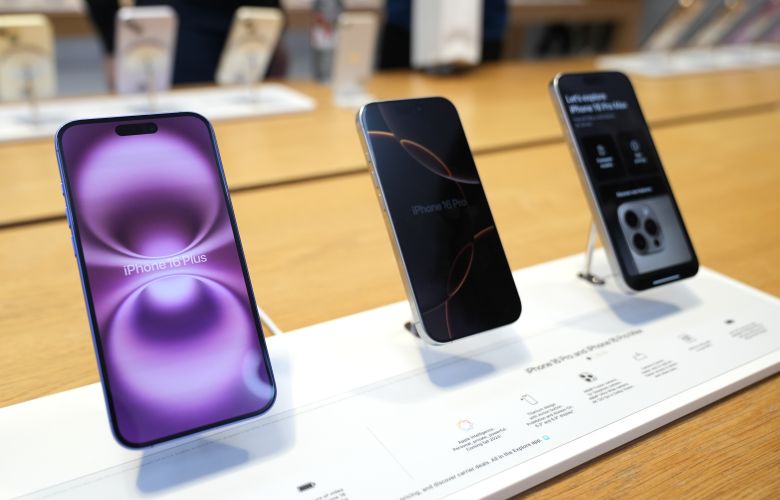 Soaring demand for pre-orders of the new iPhone in Russia even though it is... hot