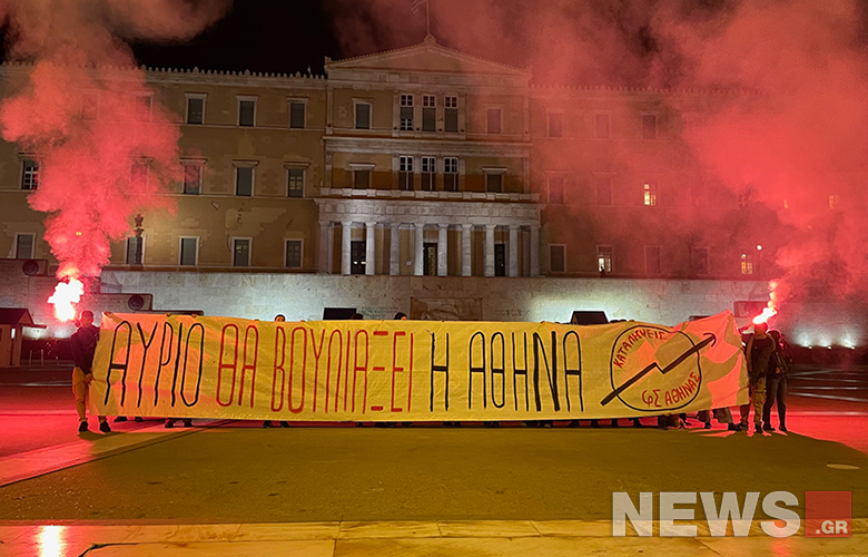 Student protest banner at the Unknown Soldier - News video and images