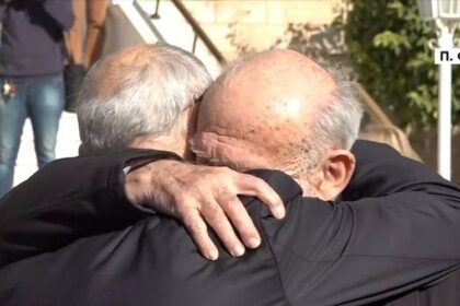 Giorgos Lianis and Yiannis Dimaras broke up hugging at the funeral of Kostas Hardavellas