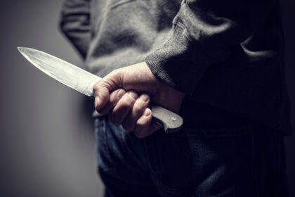 Terror for two sisters in Crete: A young man threatened to stab them in the street