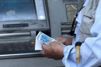 With the threat of a knife, a Moroccan forced a 61-year-old to withdraw money from an ATM in Chania
