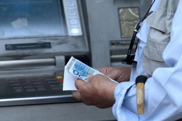 With the threat of a knife, a Moroccan forced a 61-year-old to withdraw money from an ATM in Chania