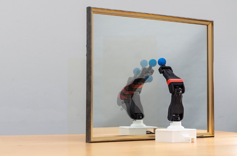 Robot learns how to move by watching themselves