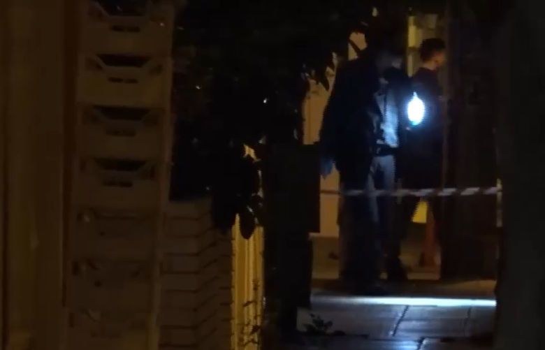 They were 42 -year -old in his car in a apartment building in Kallithea