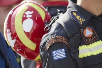 Firefighters pulled 45 -year -old injured on rocks on Skala Fourkas Halkidiki